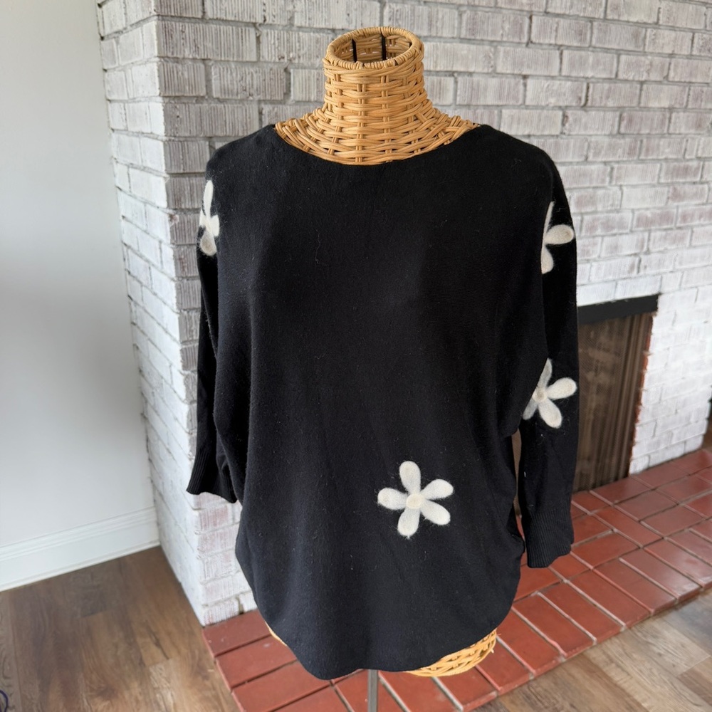 Aaeda black and white flower sweater L